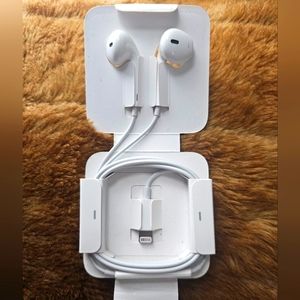 NWT Apple Lightning Cord Headphones